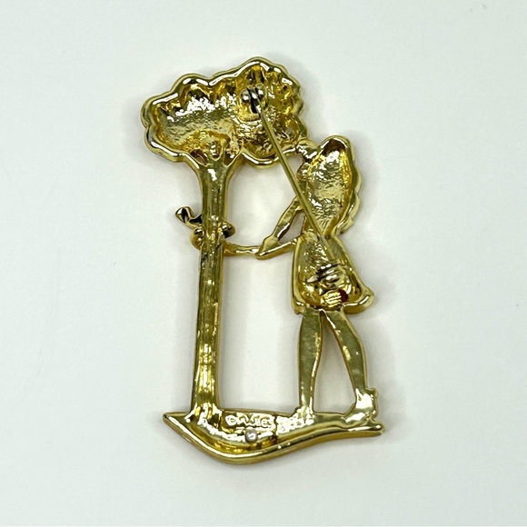 Brooch Woman Golfing Humour 2 1/4" Glossy Gold Tone Signed AJC - Picture 3 of 4